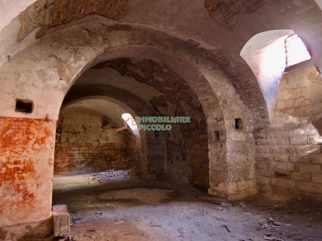 Ampio Magazzino / Cantina d'Epoca per Olio e Vino (297 mq) – Unibile con Cantina Adiacente – Ideale per Affinamento, Stoccaggio Alimentare e Deposito Merci (Barletta - Corso Cavour) in vendita a Barletta