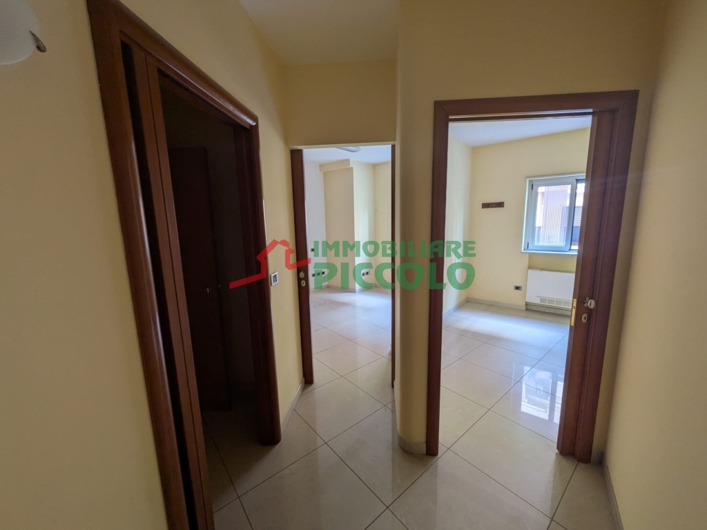 UFFICIO IN CENTRO – AMBIENTE PROFESSIONALE E FUNZIONALE IN CONDOMINIO CON ASCENSORE in affitto a Barletta