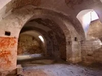 Ampio Magazzino / Cantina d'Epoca per Olio e Vino (297 mq) – Unibile con Cantina Adiacente – Ideale per Affinamento, Stoccaggio Alimentare e Deposito Merci (Barletta - Corso Cavour) in vendita a Barletta