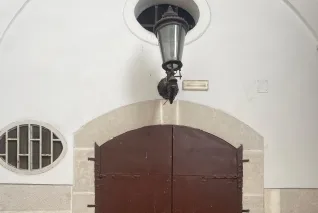 Ampio Magazzino / Cantina d'Epoca per Olio e Vino (117 mq) – Ideale per Affinamento, Stoccaggio Alimentare e Deposito Merci (Barletta - Corso Cavour) in vendita a Barletta