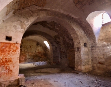 Ampio Magazzino / Cantina d'Epoca per Olio e Vino (297 mq) – Unibile con Cantina Adiacente – Ideale per Affinamento, Stoccaggio Alimentare e Deposito Merci (Barletta - Corso Cavour) in vendita a Barletta