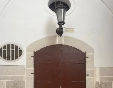 Ampio Magazzino / Cantina d'Epoca per Olio e Vino (117 mq) – Ideale per Affinamento, Stoccaggio Alimentare e Deposito Merci (Barletta - Corso Cavour) in vendita a Barletta