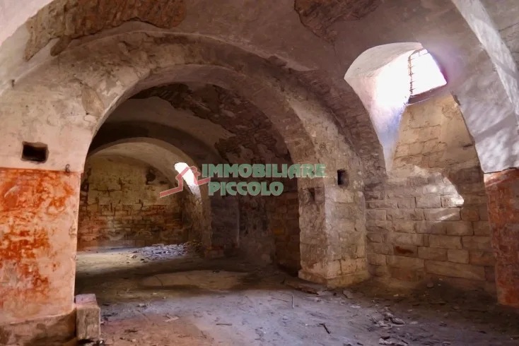 Ampio Magazzino / Cantina d'Epoca per Olio e Vino (297 mq) – Unibile con Cantina Adiacente – Ideale per Affinamento, Stoccaggio Alimentare e Deposito Merci (Barletta - Corso Cavour) in vendita a Barletta