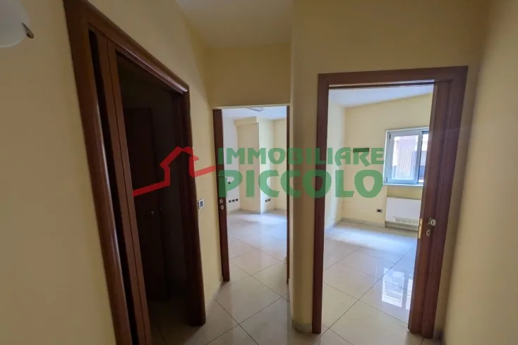 UFFICIO IN CENTRO – AMBIENTE PROFESSIONALE E FUNZIONALE IN CONDOMINIO CON ASCENSORE in affitto a Barletta