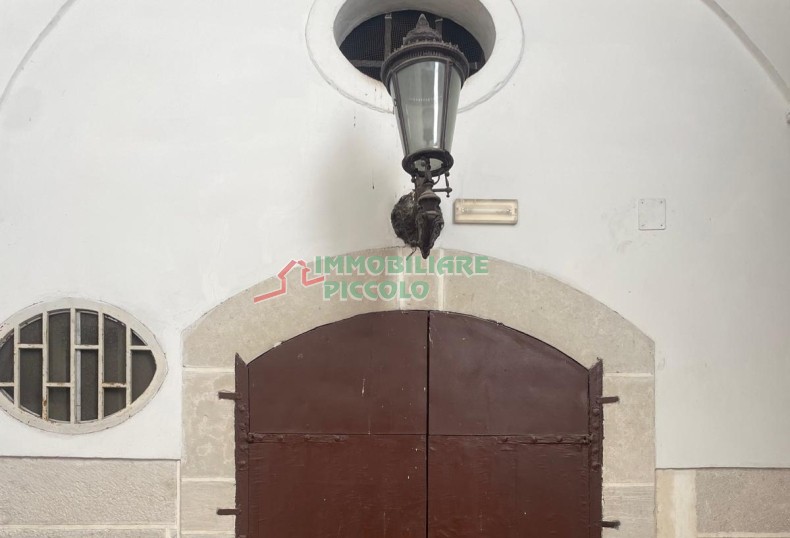 Ampio Magazzino / Cantina d'Epoca per Olio e Vino (117 mq) – Ideale per Affinamento, Stoccaggio Alimentare e Deposito Merci (Barletta - Corso Cavour) in vendita a Barletta