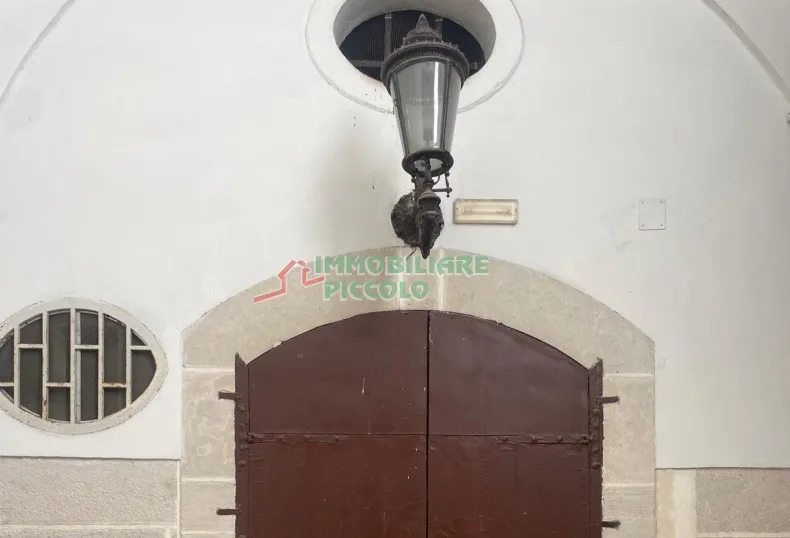 Ampio Magazzino / Cantina d'Epoca per Olio e Vino (117 mq) – Ideale per Affinamento, Stoccaggio Alimentare e Deposito Merci (Barletta - Corso Cavour) in vendita a Barletta