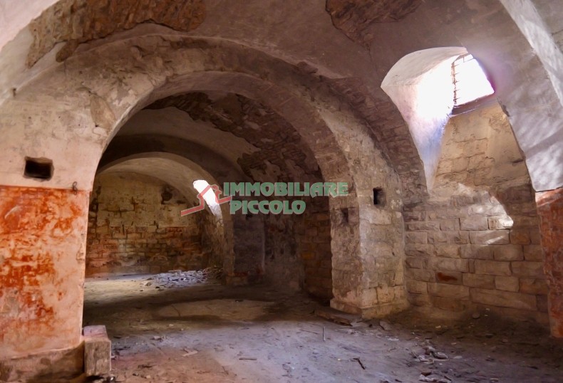 Ampio Magazzino / Cantina d'Epoca per Olio e Vino (297 mq) – Unibile con Cantina Adiacente – Ideale per Affinamento, Stoccaggio Alimentare e Deposito Merci (Barletta - Corso Cavour) in vendita a Barletta